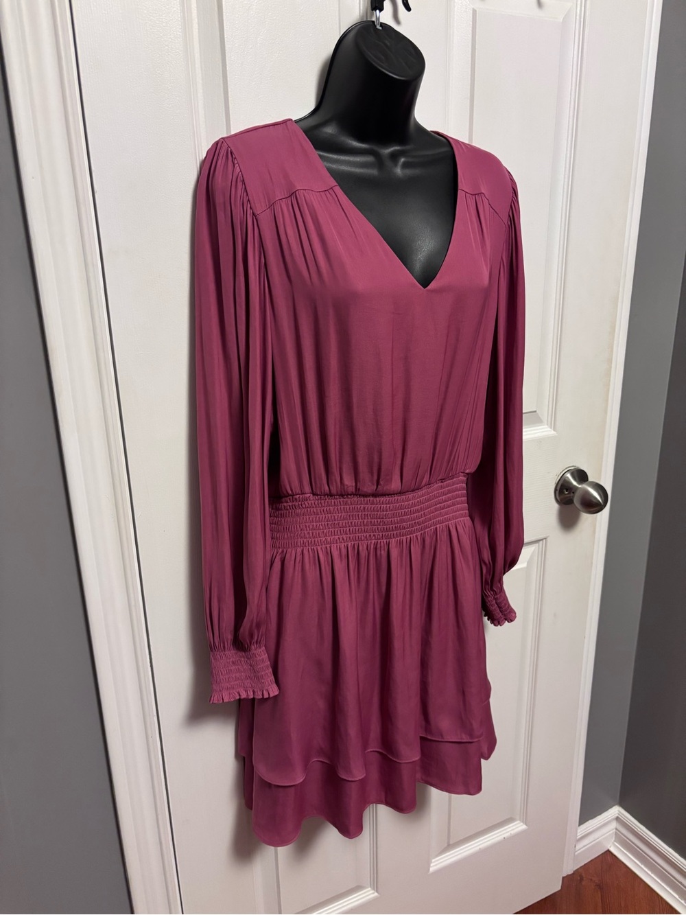 Evereve Shiloh Satin Smocked Long Sleeve Mini Dress M Dusty Rose Mauve Pink VNec